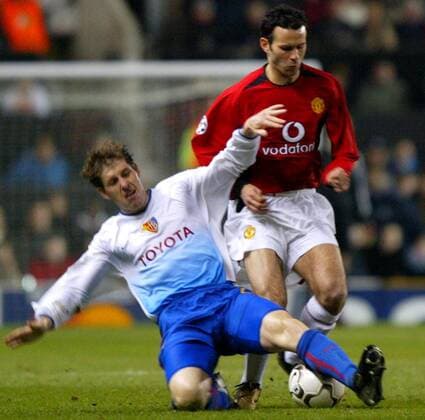 Scott Chipperfield (li., Basel) gegen Ryan Giggs (ManU) Fußball EC 1 Herren Champions League 2002 2003, Manchester United - FC Basel 1:1, Gruppe Manchester Dynamik,
