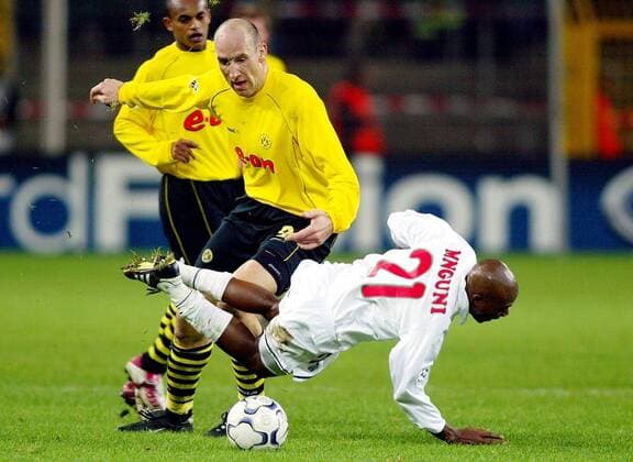 Jan Koller (li., BVB) gegen Bennett Mnguni (Moskau) Fußball EC 1 Herren Champions League 2002 2003, Borussia Dortmund - Lokomotive Moskau 3:0, Lok, Gruppe o0 Lokomotiv Dortmund Dynamik,