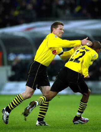 Stefan Reuter (li.) und Amoroso (beide BVB) - Torjubel Fußball EC 1 Herren Champions League 2002 2003, Borussia Dortmund, Gruppe Dortmund Harmonie Freude,