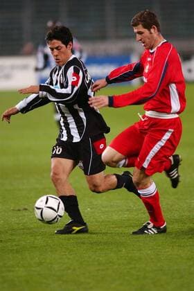 Mauro Camoranesi (li., Juve) gegen Enrique Romero (La Coruna) Fußball EC 1 Herren Champions League 2002 2003, Juventus Turin - Deportivo La Coruna 3:2, Gruppe Turin Dynamik,