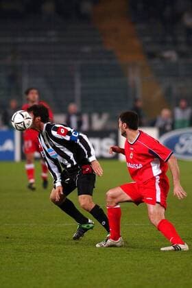 Ciro Ferrara (li., Juve) köpft den Ball von Naybet (La Coruna) weg Fußball EC 1 Herren Champions League 2002 2003, Juventus Turin - Deportivo La Coruna 3:2, Gruppe Turin
