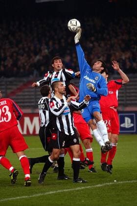Torwart Juanmi (re., La Coruna) befördert den Ball aus der Gefahrenzone, hinten li. Ciro Ferrara (Juve) Fußball EC 1 Herren Champions League 2002 2003, Juventus Turin - Deportivo La Coruna 3:2, Gruppe Turin Dynamik,