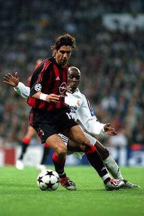 Manuel Rui Costa (Milan, li.) gegen Claude Makelele (Real) Fußball EC 1 Herren Champions League 2002 2003, Real Madrid - AC Mailand 3:1, Vdig Gruppe Madrid