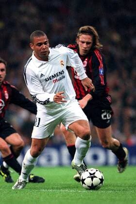 Ronaldo (Real) am Ball Fußball EC 1 Herren Champions League 2002 2003, Real Madrid - AC Mailand 3:1, Vdig Gruppe Madrid