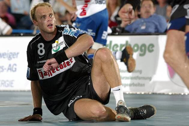 Olafur Stefansson (SCM) am Boden Handball 1. BL Herren Bundesligacup 2002 2003, Liga-Cup, Ligacup, SC Gladiators Magdeburg, Vdig Einzelbild Braunschweig