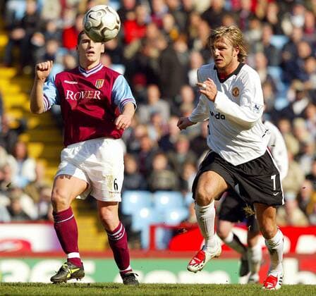 David Beckham (re., ManU) gegen Gareth Barry (Aston Villa) Fußball Herren English Premier League 2002 2003, 1. Englische Liga, Aston Villa - Manchester United 0:1 Gruppe Birmingham Dynamik,
