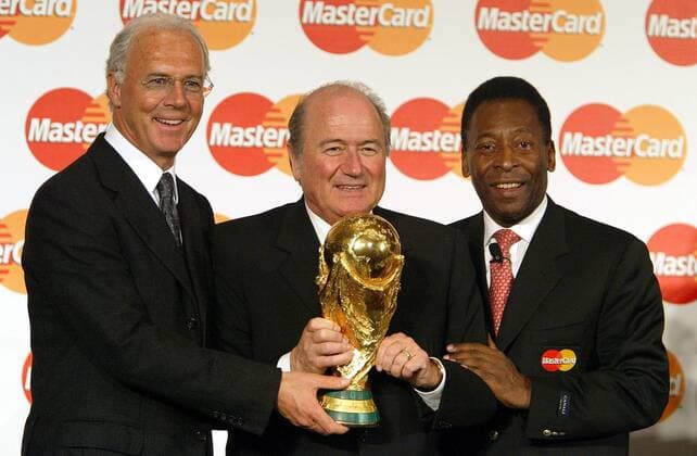 V.re.: MasterCard-Repräsentant Pele (Brasilien), FIFA-Präsident Joseph Blatter (Schweiz) und Franz Beckenbauer (Deutschland), Präsident des Organisationskomitees für die Weltmeisterschaft 2006, mit dem Weltmeisterschaftspokal Fußball WM Herren MasterCard Pressekonferenz 2003, PK, Pressetermin, Spokesman, Spokesperson, Sprecher, Josef, Sepp Gruppe Berlin