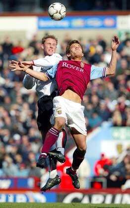 Nicky Butt (li., ManU) gegen Lee Hendrie (Aston Villa) Fußball Herren English Premier League 2002 2003, 1. Englische Liga, Aston Villa - Manchester United 0:1 Gruppe Birmingham Dynamik,