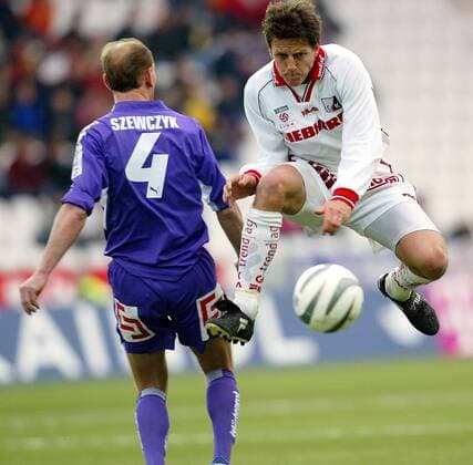 Rene Aufhauser (Grazer AK, re.) gegen Roman Szewczyk (Salzburg) Fußball Herren tmobileBundesliga 2002 2003, SV Wüstenrot Salzburg - Liebherr Grazer AK 1:1 Gruppe Salzburg Dynamik,
