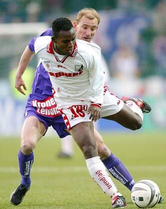 Skelley Adu Tutu (Grazer AK, vorn) gegen Roman Szewczyk (Salzburg) Fußball Herren tmobileBundesliga 2002 2003, SV Wüstenrot Salzburg - Liebherr Grazer AK 1:1 Gruppe Salzburg Dynamik,