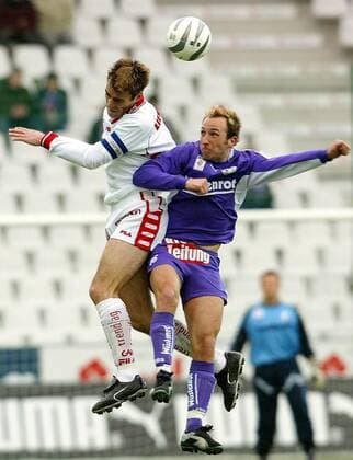 Alexander Schriebl (Salzburg, re.) gegen Anton Ehrmann (Grazer AK) Fußball Herren tmobileBundesliga 2002 2003, SV Wüstenrot Salzburg - Liebherr Grazer AK 1:1 Gruppe Salzburg Dynamik, Höhe,