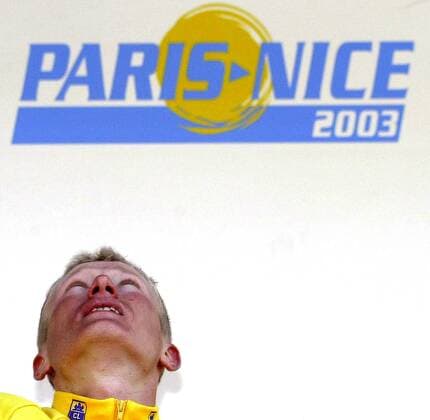 Gesamtsieger Alexander Vinokourov (Kasachstan Team Deutsche Telekom) unter dem Logo der des Rennens: Paris - Nice 2003 Radsport Herren 70. Paris - Nizza 2003, Radrennsport, Straßenradsport, Straßenradrennsport, Radrennen, 7. Etappe Einzelbild Emblem, Sieg, Sieger, Gesamtsieg Nizza, Siegerehrung  