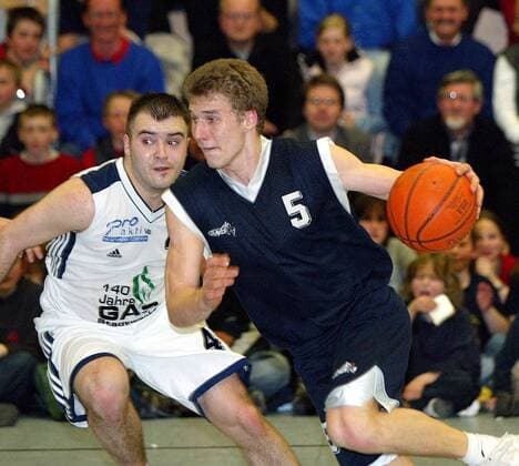 Radivoj Tomasevic (Tübingen, li.) gegen Anton Gavel (Karlsruhe) Basketball 2. BL Herren Saison 2002 2003, SV 03 Tübingen - BG Karlsruhe 90:86, Vdig Gruppe Tübingen