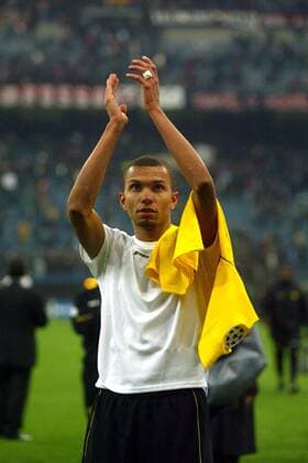 Marcio Amoroso (BVB) bedankt sich bei den Anhängern Fußball EC 1 Herren Champions League 2002 2003, Mailand - Borussia Dortmund 0:1, Vdig Einzelbild Mailand