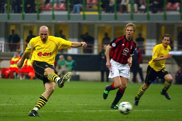Jan Koller (BVB, li.) - Torschuß vor Martin Laursen (Milan) Fußball EC 1 Herren Champions League 2002 2003, AC Milan - Borussia Dortmund 0:1, Vdig Gruppe Mailand Dynamik,