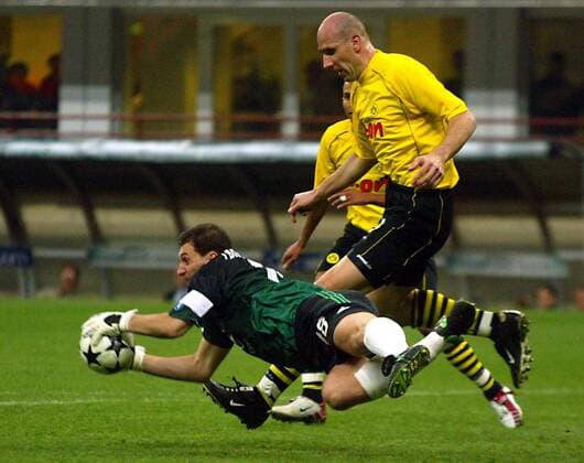 Torwart Christian Abbiati (Milan, li.) vor Jan Koller (BVB) am Ball Fußball EC 1 Herren Champions League 2002 2003, AC Milan - Borussia Dortmund 0:1, Vdig Gruppe Mailand Dynamik, Abwehr,