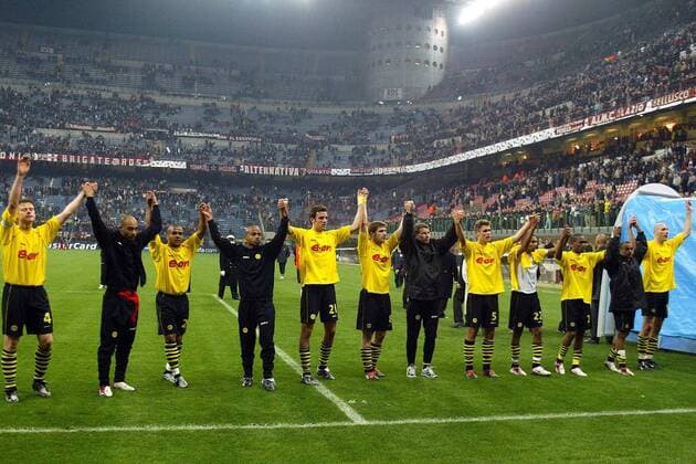Tragische Helden - Schlussjubel BVB, v. li.: Wörns, Dede, Odonkor, Leandro, Metzelder, Frings, Reuter, Kehl, Amoroso, Evanilson, Ewerthon und Koller bedanken sich bei den Anhängern Fußball EC 1 Herren Champions League 2002 2003, Mailand - Borussia Dortmund 0:1, Vdig Totale Mailand Freude,