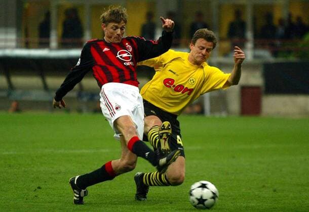 Jon Dahl Tomasson (Milan, li.) gegen Christian Wörns (BVB) Fußball EC 1 Herren Champions League 2002 2003, AC Milan - Borussia Dortmund 0:1, Vdig Gruppe Mailand Dynamik,
