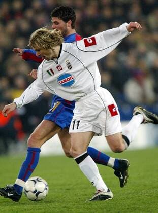 Pavel Nedved (Juve, vorn) gegen Mario Cantaluppi (Basel) Fußball EC 1 Herren Champions League 2002 2003, FC Basel - Juventus Turin 2:1 Gruppe Basel