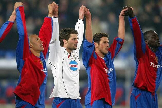 Schlussjubel des FC Basel - v. li.: Christian Gimenez, Mario Cantaluppi und Carlos Varela Fußball EC 1 Herren Champions League 2002 2003, FC Basel - Juventus Turin 2:1 Gruppe Basel Freude