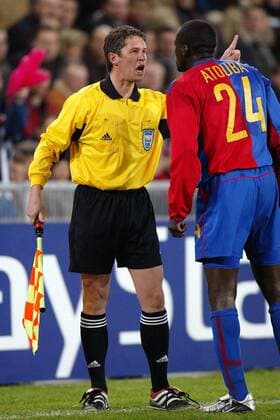 Schiedsrichter-Assistent Volker Wezel (Deutschland) ermahnt Timothee Atouba (Basel) Fußball EC 1 Herren Champions League 2002 2003, FC Basel Gruppe Basel Spannung