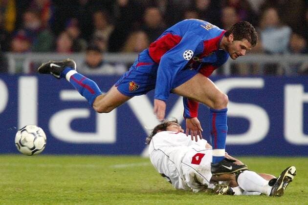 Mario Cantaluppi (Basel, li.) gegen Tudor (Juve) Fußball EC 1 Herren Champions League 2002 2003, FC Basel - Juventus Turin 2:1 Gruppe Basel Dynamik, Kampf,