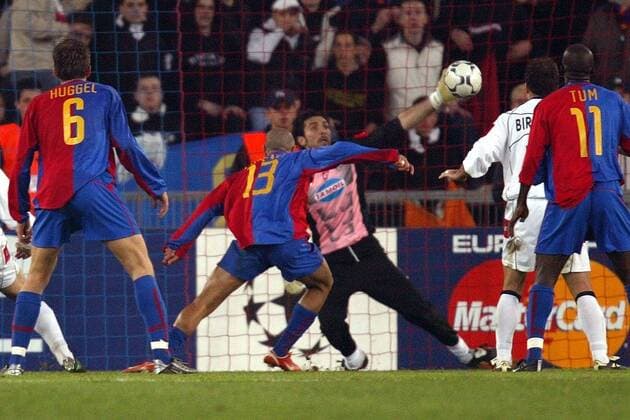 Christian Gimenez (Basel) trifft gegen Torwart Gianluigi Buffon (Juve) Fußball EC 1 Herren Champions League 2002 2003, FC Basel - Juventus Turin 2:1 Gruppe Basel