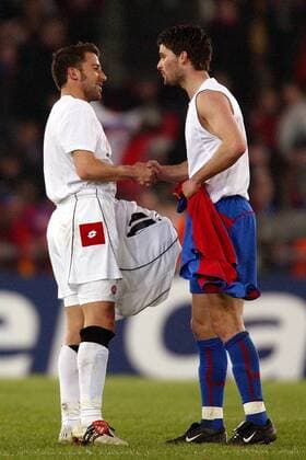 Mario Cantaluppi (Basel, re.) und Alessandro Del Piero (Juve) - Trikottausch Fußball EC 1 Herren Champions League 2002 2003, FC Basel - Juventus Turin 2:1 Gruppe Basel Harmonie