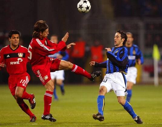Domenico Morfeo (re., Inter) gegen Diego Placente (Mitte), li.: Yildiray Bastürk (beide Leverkusen) Fußball EC 1 Herren Champions League 2002 2003, Bayer 04 Leverkusen - Internazionale Mailand 0:2, Vdig Gruppe Leverkusen Dynamik,
