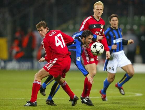 Thomas Kleine (li.) und Carsten Ramelow (re., beide Leverkusen) gegen Domenico Morfeo (Inter) Fußball EC 1 Herren Champions League 2002 2003, Bayer 04 Leverkusen - Internazionale Mailand 0:2, Vdig Gruppe Leverkusen Dynamik,
