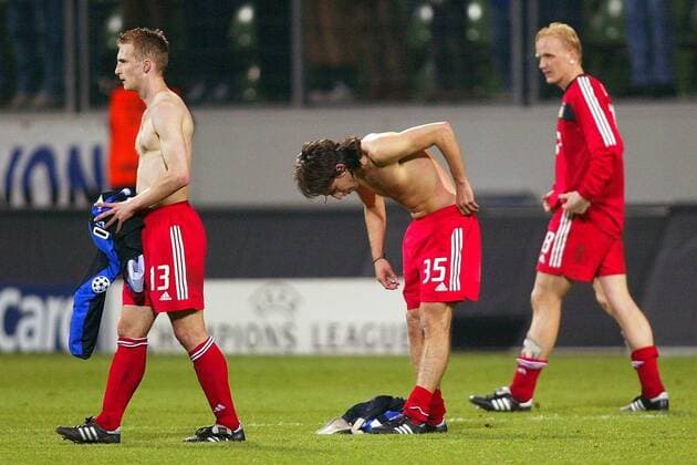 V.li.: Daniel Bierofka, Diego Placente und Carsten Ramelow (alle Leverkusen) gehen enttäuscht ab Fußball EC 1 Herren Champions League 2002 2003, Bayer 04 Leverkusen - Internazionale Mailand 0:2, Vdig Gruppe Leverkusen Enttäuschung,