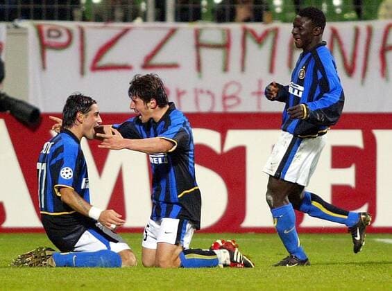 Torjubel Inter, v. li.: Francesco Coco, Emre Belözoglu und Akinwunmi Martins Obafemi Fußball EC 1 Herren Champions League 2002 2003, Leverkusen - Internazionale Mailand 0:2, Vdig Gruppe Leverkusen Freude, Begeisterung