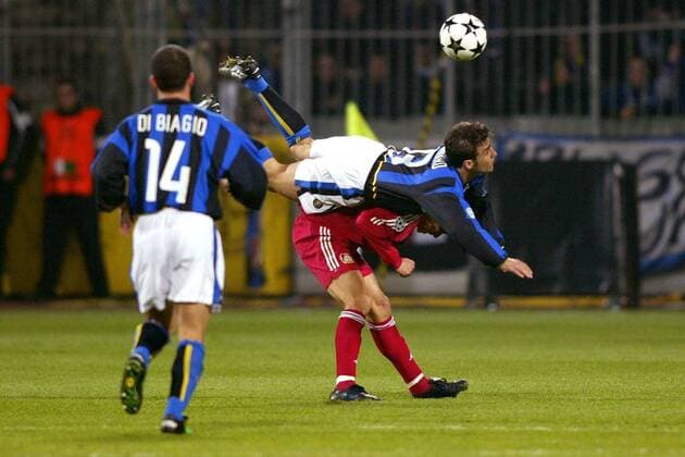 Fabio Cannavaro (Inter) überfliegt Franca (Leverkusen) Fußball EC 1 Herren Champions League 2002 2003, Bayer 04 Leverkusen - Internazionale Mailand 0:2, Vdig Gruppe Leverkusen Dynamik, Kampf,