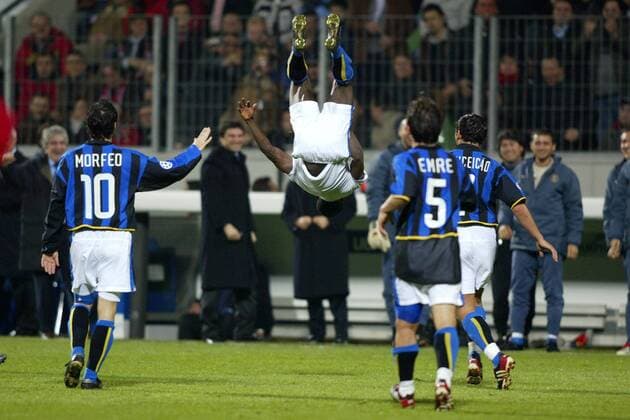 Akinwunmi Martins Obafemi (Mitte, Inter) - Salto vorwärts Fußball EC 1 Herren Champions League 2002 2003, Leverkusen - Internazionale Mailand 0:2, Vdig Gruppe Leverkusen Dynamik, Höhe, Freude, Begeisterung,