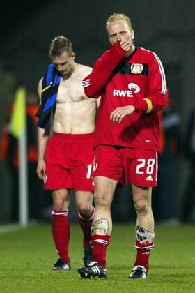 Carsten Ramelow (vorn) und Daniel Bierofka (beide Leverkusen) enttäuscht Fußball EC 1 Herren Champions League 2002 2003, Bayer 04 Leverkusen - Internazionale Mailand 0:2, Vdig, Inter Gruppe Leverkusen Enttäuschung,