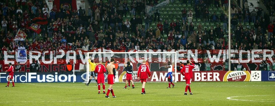 Die Spieler von Bayer 04 Leverkusen bedanken sich nach dem Ausscheiden aus der Champions League bei ihren Anhängern, die mit einem Transparent ankündigen Europa wir kommen wieder Fußball EC 1 Herren Champions League 2002 2003, Bayer 04 Leverkusen, Vdig Totale Leverkusen