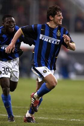 Emre Belözoglu (vorn) und Akinwunmi Martins Obafemi (beide Inter) - Torjubel Fußball EC 1 Herren Champions League 2002 2003, Leverkusen - Internazionale Mailand 0:2, Vdig, Gruppe Leverkusen Freude,