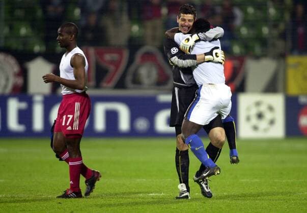 Torwart Francesco Toldo und Akinwunmi Martins Obafemi (re., beide Inter) - Schlussjubel, li.: Pascal Ojigwe (Leverkusen) enttäuscht Fußball EC 1 Herren Champions League 2002 2003, Bayer 04 Leverkusen - Internazionale Mailand 0:2, Vdig Gruppe Leverkusen Freude, Enttäuschung,