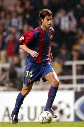 Gerard Lopez (Barca) am Ball Fußball EC 1 Herren Champions League 2002 2003, Newcastle - FC Barcelona 0:2, Vdig Einzelbild Newcastle Dynamik,  
