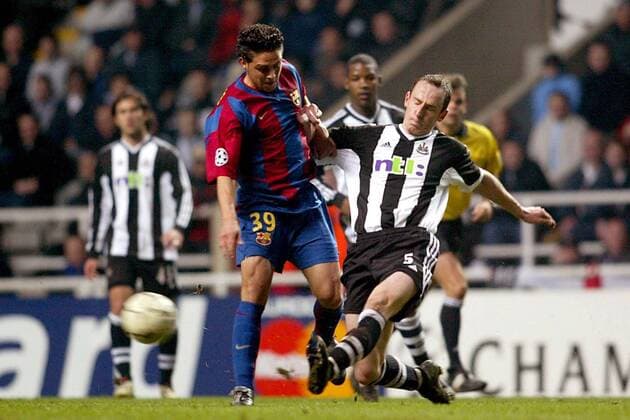 Andy O Brien (Newcastle, re.) gegen Sergio Garcia (Barca) Fußball EC 1 Herren Champions League 2002 2003, Newcastle United - FC Barcelona 0:2, Vdig Gruppe Newcastle Dynamik, Kampf,  