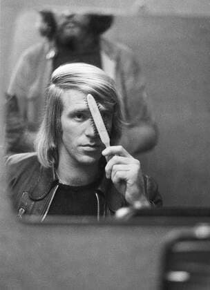 Günter Netzer (Gladbach) betrachtet sein Spiegelbild Fußball 1. BL Herren Saison 1972 1973, Borussia Mönchengladbach Einzelbild Mönchengladbach