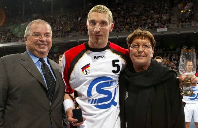 Stefan Kretzschmar (Mitte) bei der Ehrung zu seinem 200. Länderspiel mit DHB-Präsident Ulrich Strombach (li.) und Mutter Waltraut (alle Deutschland) Handball Länderspiel Herren Freundschaftsspiel 2003, Länderspiel, Test, Testspiel, Nationalmannschaft, Nationalteam Gruppe Berlin