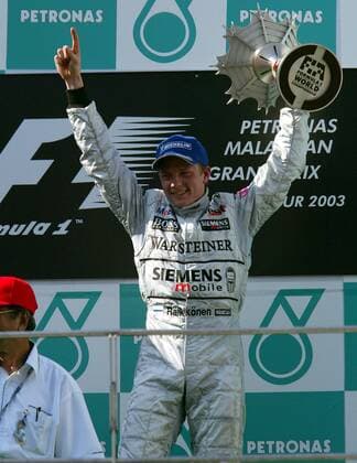 Kimi Räikkönen (Finnland McLaren-Mercedes) mit dem Siegerpokal Motorsport Grand Prix Herren Großer Preis von Malaysia 2003, Formel 1 Weltmeisterschaft, F1, F, GP, WM, Vdig Einzelbild Sepang Freude,