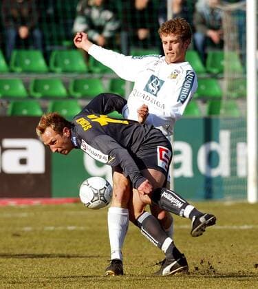 Alexander Schriebl (vorn, Salzburg) gegen Thorsten Knabel (Pasching) Fußball Herren tmobileBundesliga 2002 2003, SV PlusCity Pasching - SV Wüstenrot Salzburg 0:1, Vdig Gruppe Pasching Dynamik, Kampf,