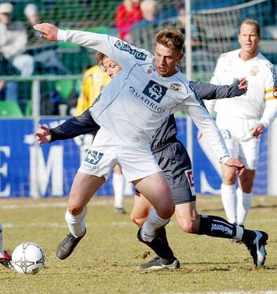 Bozo Kovacevic (vorn, Pasching) gegen Kirchler (Salzburg) Fußball Herren tmobileBundesliga 2002 2003, SV PlusCity Pasching - SV Wüstenrot Salzburg 0:1, Vdig Gruppe Pasching Dynamik,