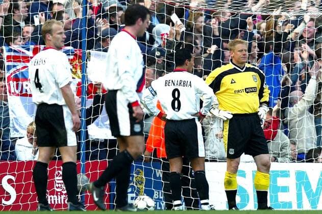 Torwart Peter Schmeichel (re.) und Ali Benarbia (beide Manchester) geschlagen und enttäuscht Fußball Herren English Premier League 2002 2003, 1. Englische Liga, London - Manchester City 5:0, Vdig Gruppe London Enttäuschung,