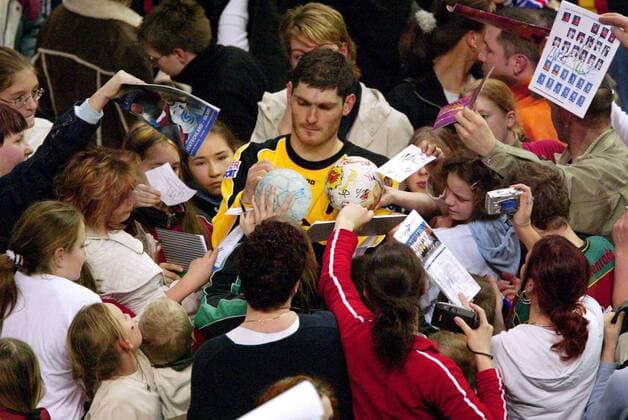 Torwart Henning Fritz (Deutschland) umringt von Autogrammjägern Handball Länderspiel Herren Länderspiel 2003, Freundschaftsspiel, Test, Testspiel, Nationalteam Totale Berlin