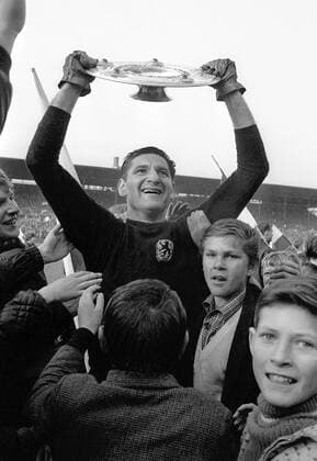 Fußball, TSV 1860 München, Deutscher Meister 1966 Torwart Petar Radenkovic (1860) mit der Meisterschale Fußball 1. BL Herren Saison 1965 1966, TSV 1860 München Gruppe München Begeisterung, Freude,