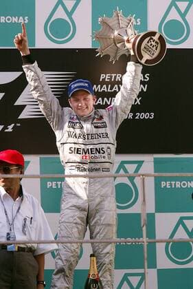 Kimi Räikkönen (Finnland McLaren-Mercedes) mit dem Siegerpokal Motorsport Grand Prix Herren Großer Preis von Malaysia 2003, Formel 1 Weltmeisterschaft, F1, F, GP, WM, Vdig Einzelbild Sepang Freude,