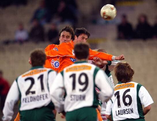 Anto Petrovic (li.) und Gerald Strafner (beide Graz) haben gemeinsam die Lufthoheit Fußball Herren tmobileBundesliga 2002 2003, SK Rapid Wien - SK Puntigamer Sturm Graz 1:0, 1. Österreichische Liga Gruppe Wien Dynamik,